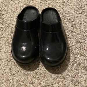 Black oofos size 7 clogs